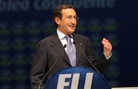 Fini senza pudore. Parla di PDL monarchico e si fa acclamare Presidente di FLI da un plebiscito