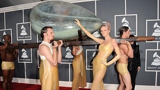 Grammy 2011: Lady Gaga ci cova (un uovo)