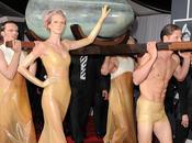 Lady Gaga arriva dentro uovo 2011 Grammy Awards performance