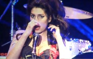 Amy Winehouse raglia, si pettina, si scaccola live al concerto in Dubai