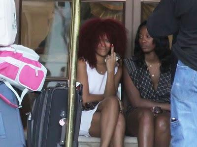 Rihanna ( con i capelli di Telespalla Bob ) Manda a Quel Paese i Paparazzi ....