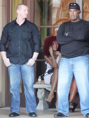 Rihanna ( con i capelli di Telespalla Bob ) Manda a Quel Paese i Paparazzi ....