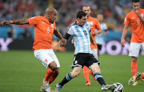 De Jong ce la mette tutta per fermare la “Pulce” argentina. LaPresse