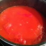 Cuocere il sugo con olio, cipolla e sale o utilizzare il procedimento che piu' vi piace !