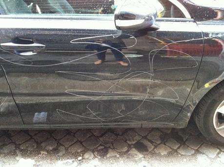 Parcheggia sulle strisce blu, paga il parchimetro ma non paga il parcheggiatore abusivo. E gli riducono l'auto così. Succede a Via del Porto Fluviale