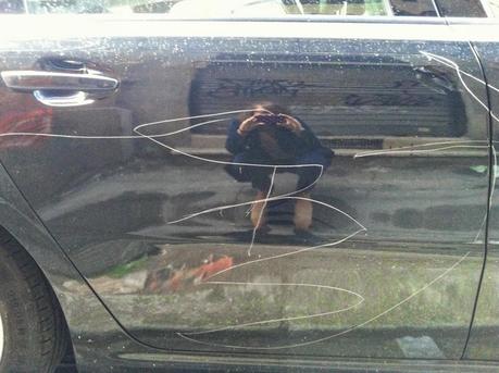 Parcheggia sulle strisce blu, paga il parchimetro ma non paga il parcheggiatore abusivo. E gli riducono l'auto così. Succede a Via del Porto Fluviale