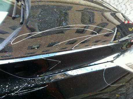 Parcheggia sulle strisce blu, paga il parchimetro ma non paga il parcheggiatore abusivo. E gli riducono l'auto così. Succede a Via del Porto Fluviale