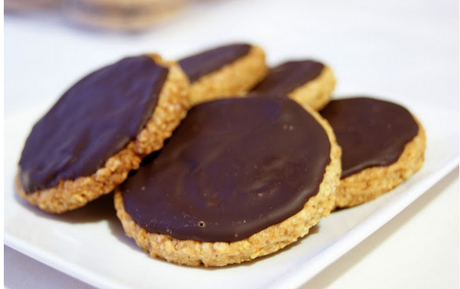 Biscotti di farina d'avena ricoperto di  cioccolato