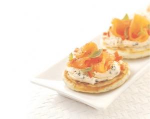 pancake-alle-erbe-con-formaggio-cremoso-e-salmone-affumicato