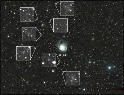 Questa immagine mostra il campo di vista del Dragonfly Telephoto Array, al centro la galassia a girandola M101. Nelle piccole immagini si vedono le sette nuove galassie. Crediti:  Yale University