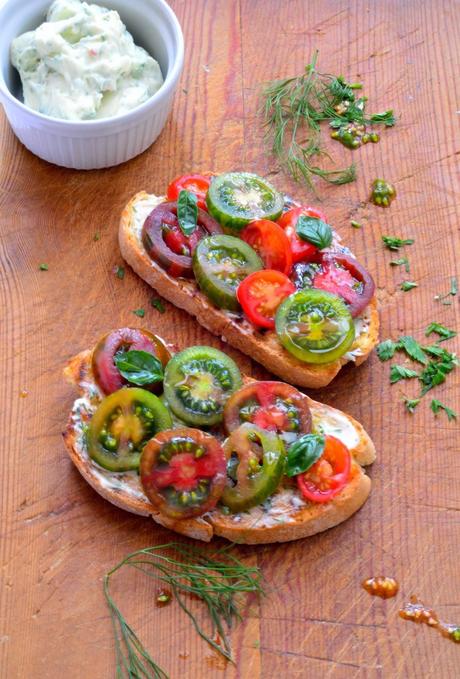 Bruschette con pomodorini e burro alle erbe