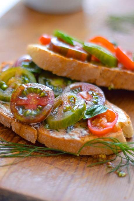 Bruschette con pomodorini e burro alle erbe