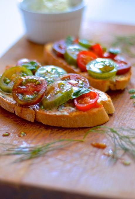 Bruschette con pomodorini e burro alle erbe