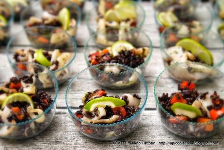 Appetizer e finger food: la ricetta del riso nero venere con peperoni arrostiti, lime e  juienne di calamari saltati