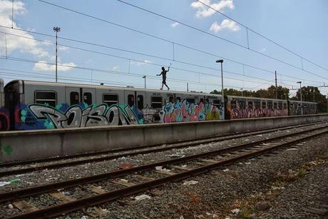 Perché in tutte le città italiane la Polizia Municipale dà la caccia ai vandali graffitari mentre da noi se ne frega altamente? Come è possibile? Non è una omissione d'atti d'ufficio?