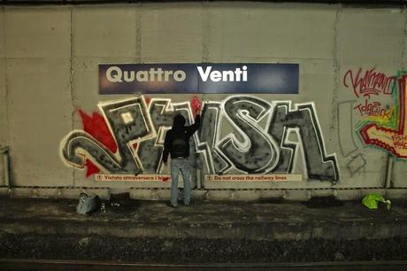 Perché in tutte le città italiane la Polizia Municipale dà la caccia ai vandali graffitari mentre da noi se ne frega altamente? Come è possibile? Non è una omissione d'atti d'ufficio?