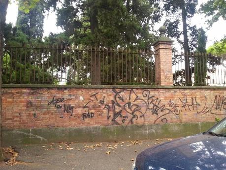 A Roma perfino l'Accademia dei Lincei, la culla della cultura italiana, è ridotta in questo modo. Le foto raccapriccianti