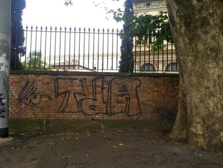 A Roma perfino l'Accademia dei Lincei, la culla della cultura italiana, è ridotta in questo modo. Le foto raccapriccianti