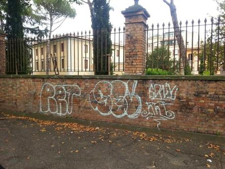 A Roma perfino l'Accademia dei Lincei, la culla della cultura italiana, è ridotta in questo modo. Le foto raccapriccianti