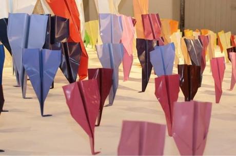 Palazzo Reale invaso da 500 aeroplanini | Foto Blue and Joy