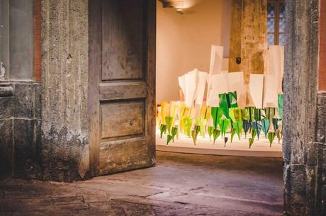 Palazzo Reale invaso da 500 aeroplanini | Foto Blue and Joy Even the wind gets lost in Napoli