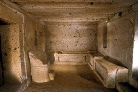 Tarquinia, civiltà etrusca. Iscrizione funeraria etrusca della “Tomba degli Scudi”