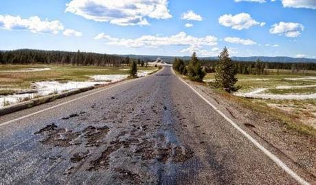 Yellowstone: il Calore Sotterraneo sta facendo sciogliere l'Asfalto!