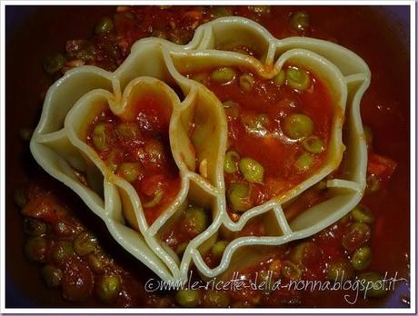 Cuori di Gragnano con sugo di pomodoro e piselli (10)