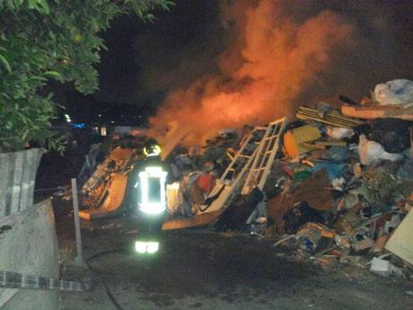 Le foto dei roghi al Campo Rom di via Salviati e la testimonianza vera di un Vigile del Fuoco a Roma. Nulla del genere accade da nessuna parte del mondo occidentale