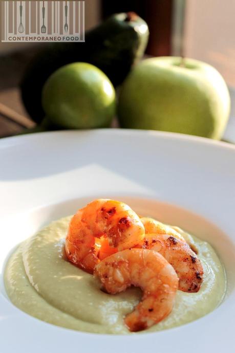 crema mela verde avocado e gamberi contemporaneo food Crema fredda di avocado, lime e mela verde con gamberetti alla piastra