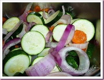 Riso thai vegan alla curcuma con salsa di verdure estive e peperoncino caramellato