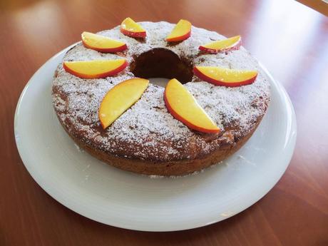 ciambella alle pesche, mela e cioccolato