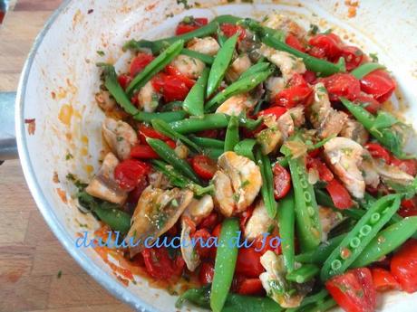 Sugo di piselli mangiatutto, gallinella e datterini