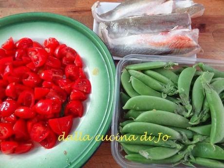 Sugo di piselli mangiatutto, gallinella e datterini