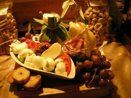 Gli italiani in vacanza, mangiano sano piatto misto specialità pugliesi