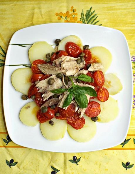 Insalata di patate, sgombro e pomodori confit