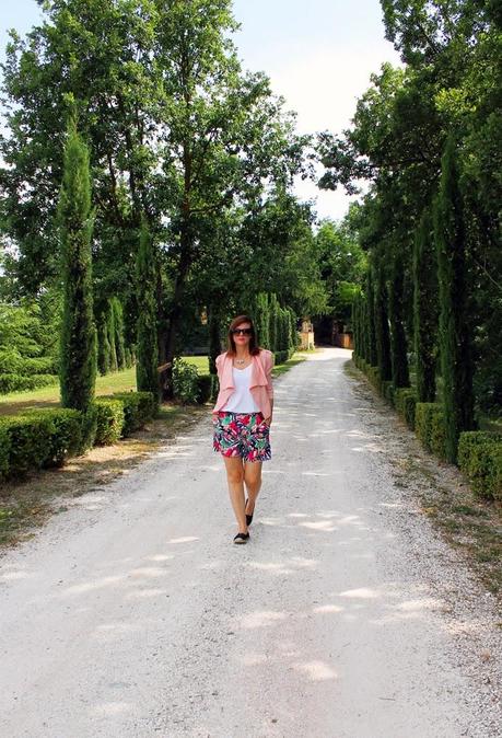 Outfit: Shorts con stampa tropicale e giacca rosa confetto