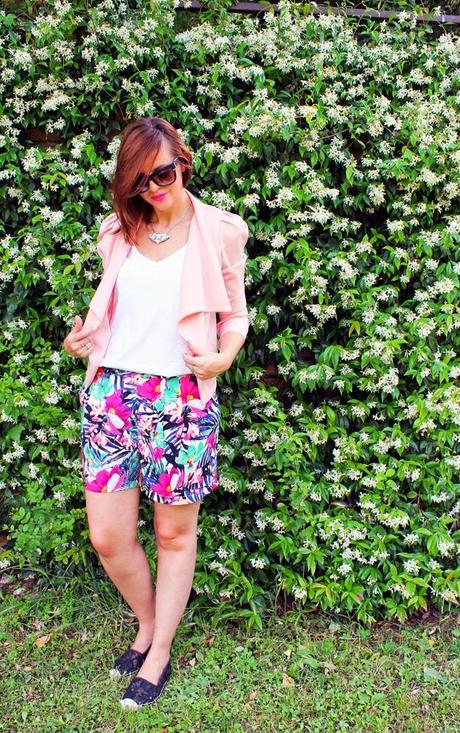 Outfit: Shorts con stampa tropicale e giacca rosa confetto