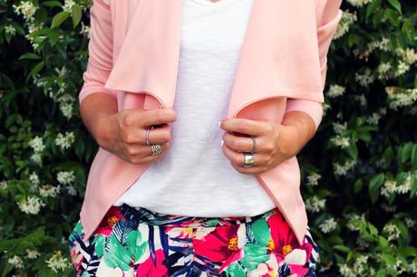 Outfit: Shorts con stampa tropicale e giacca rosa confetto