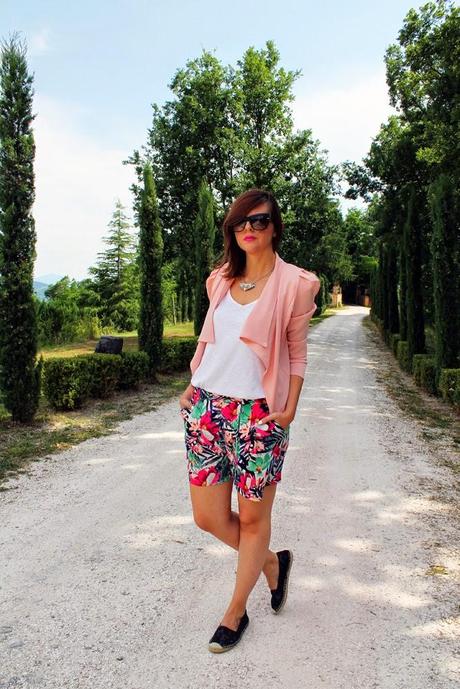 Outfit: Shorts con stampa tropicale e giacca rosa confetto