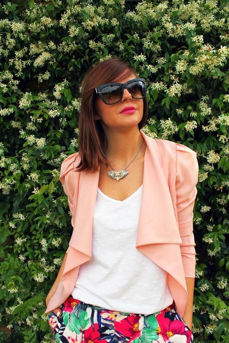 Outfit: Shorts con stampa tropicale e giacca rosa confetto