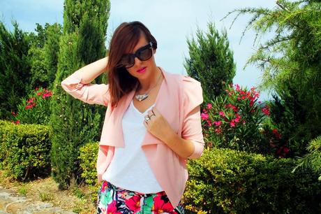 Outfit: Shorts con stampa tropicale e giacca rosa confetto