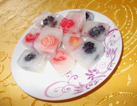 Cubetti di ghiaccio con latte di mandorla e frutta (fragole&more)