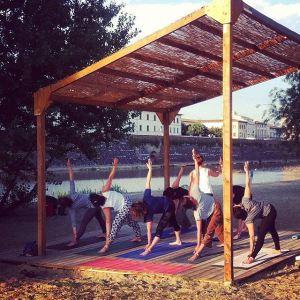 Yoga in spiaggia a Firenze