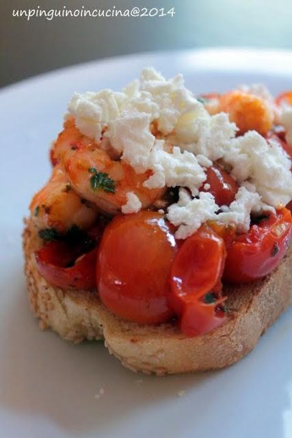 Crostoni con pomodorini caramellati, gamberi e feta