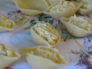 Conchiglioni ripieni di ricotta con salsa di formaggio