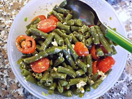 Insalata di fagiolini, feta, pomodorini e sesamo