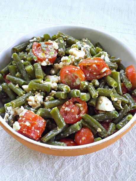 Insalata di fagiolini, feta, pomodorini e sesamo