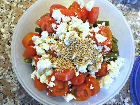 Insalata di fagiolini, feta, pomodorini e sesamo