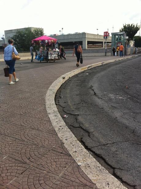 Per non dimenticare. Foto dal suk inaudito e immondo della stazione Anagnina. Un terminal trasportistico del terzo mondo alle porte della capitale d'Italia. Perché?